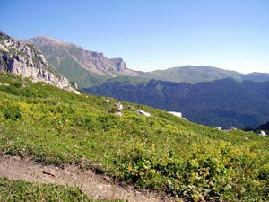 Вид с Белореченского перевала на перевалы Армянский и Гузерипльский.